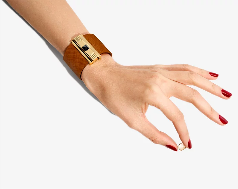 Manchette femme en cuir camel.