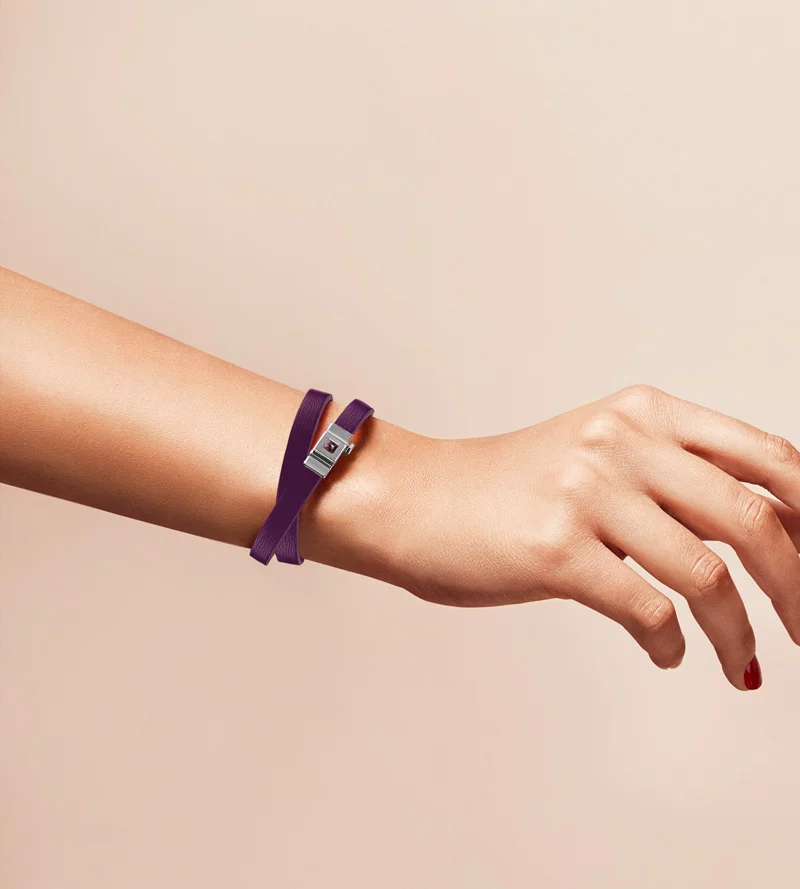 Bracelet personnalisable en cuir violet, double tour.